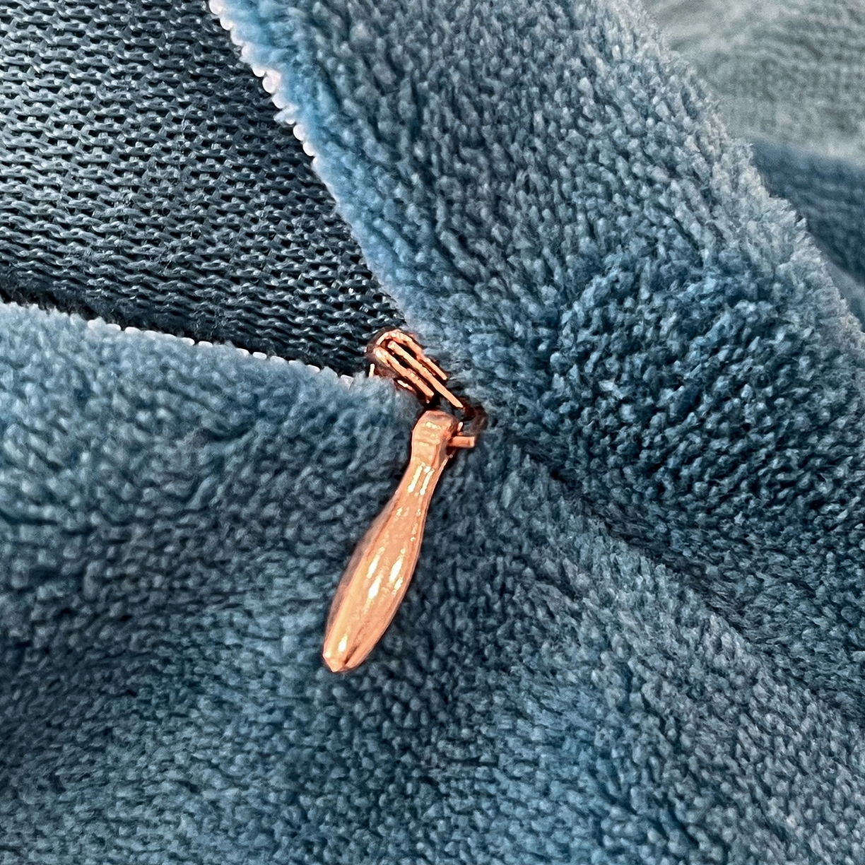 91家纺网 家纺一手货源 找家纺 吾秀家居 2025新款手工织带工艺款雕花牛奶绒烂花四件套 - 绽放 绽放-叶纹兰