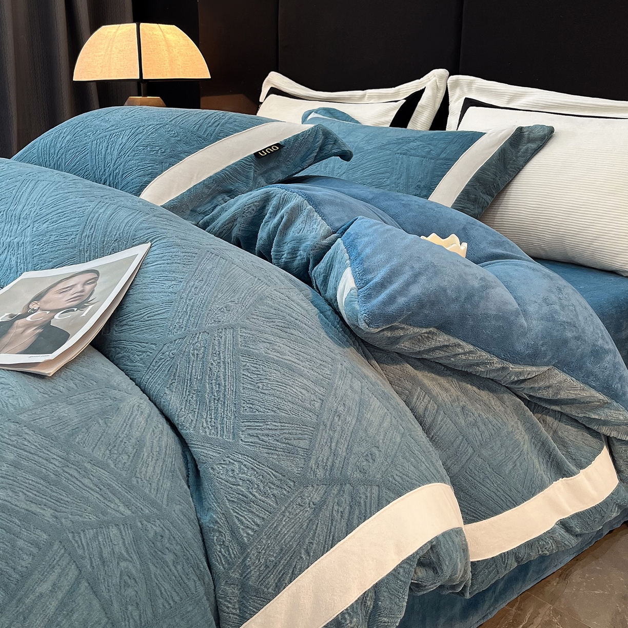 91家纺网 家纺一手货源 找家纺 吾秀家居 2025新款手工织带工艺款雕花牛奶绒烂花四件套 - 绽放 绽放-叶纹兰