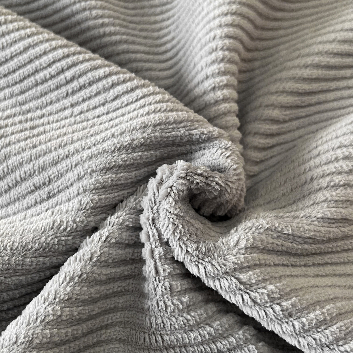 91家纺网 家纺一手货源 找家纺 吾秀家居 2025新款手工织带工艺款雕花牛奶绒烂花四件套 - 绽放 绽放-条纹灰