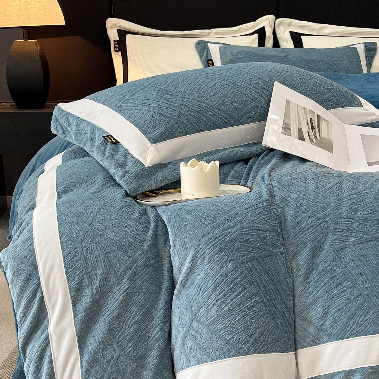 91家纺网 家纺一手货源 找家纺 吾秀家居 2025新款手工织带工艺款雕花牛奶绒烂花四件套 - 绽放 绽放-叶纹兰