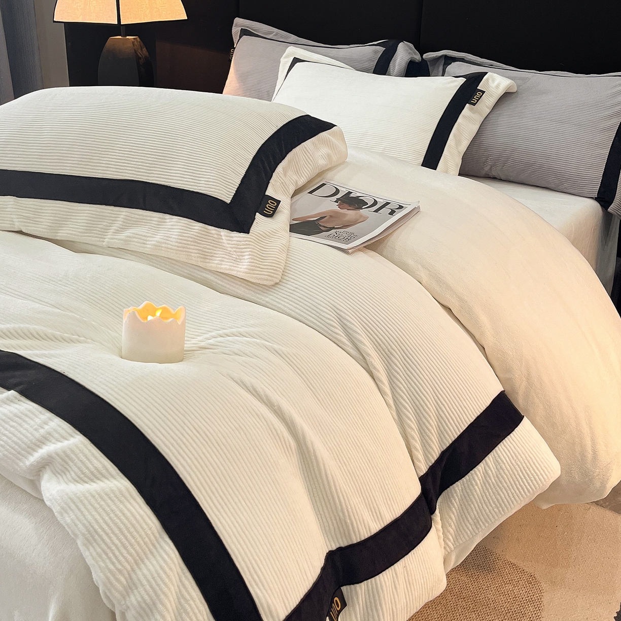 91家纺网 家纺一手货源 找家纺 吾秀家居 2025新款手工织带工艺款雕花牛奶绒烂花四件套 - 绽放 绽放-条纹白