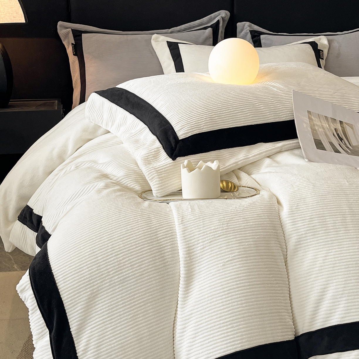 91家纺网 家纺一手货源 找家纺 吾秀家居 2025新款手工织带工艺款雕花牛奶绒烂花四件套 - 绽放 绽放-条纹白