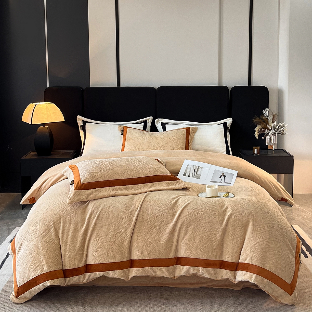 91家纺网 家纺一手货源 找家纺 吾秀家居 2025新款手工织带工艺款雕花牛奶绒烂花四件套 - 绽放 绽放-叶纹驼