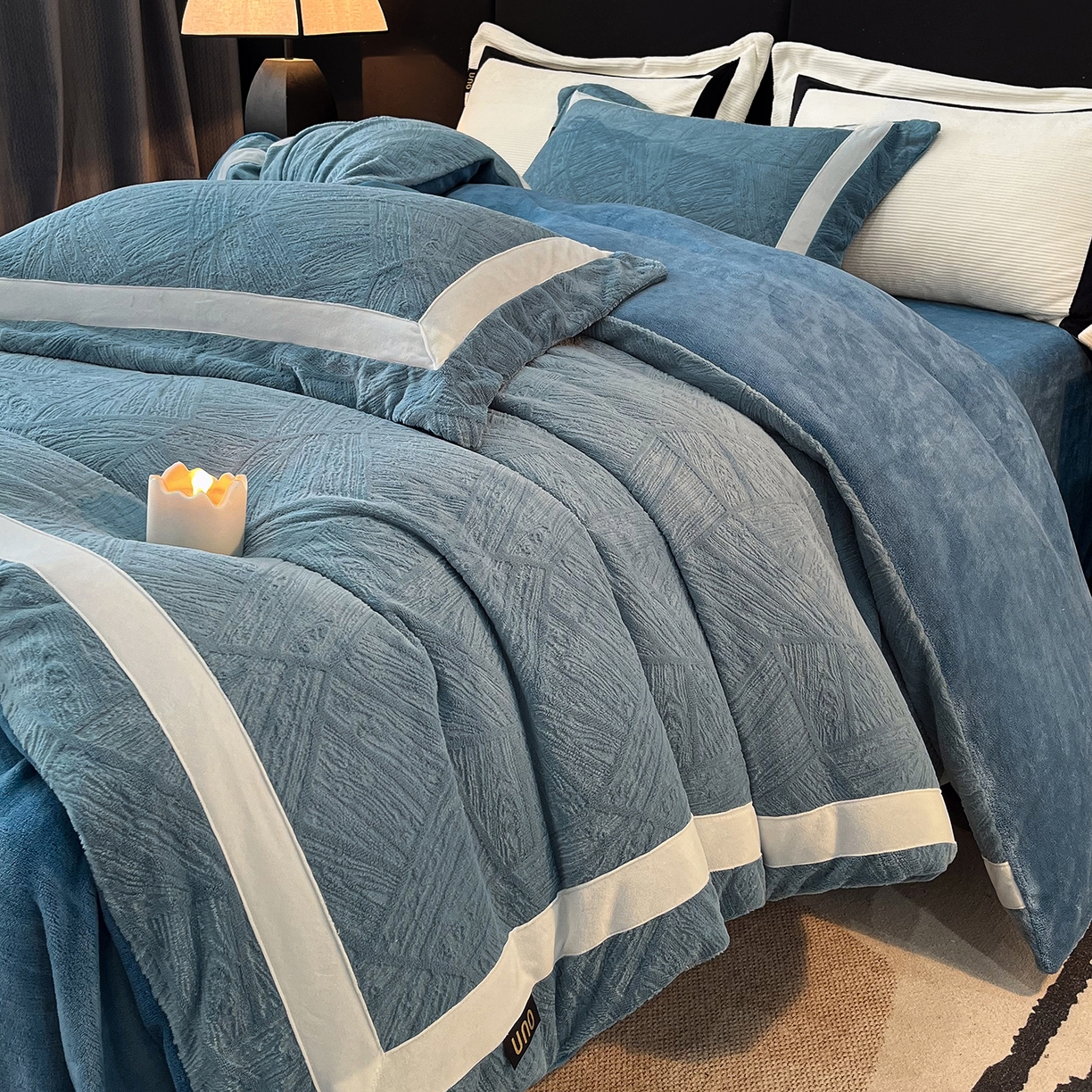 91家纺网 家纺一手货源 找家纺 吾秀家居 2025新款手工织带工艺款雕花牛奶绒烂花四件套 - 绽放 绽放-叶纹兰