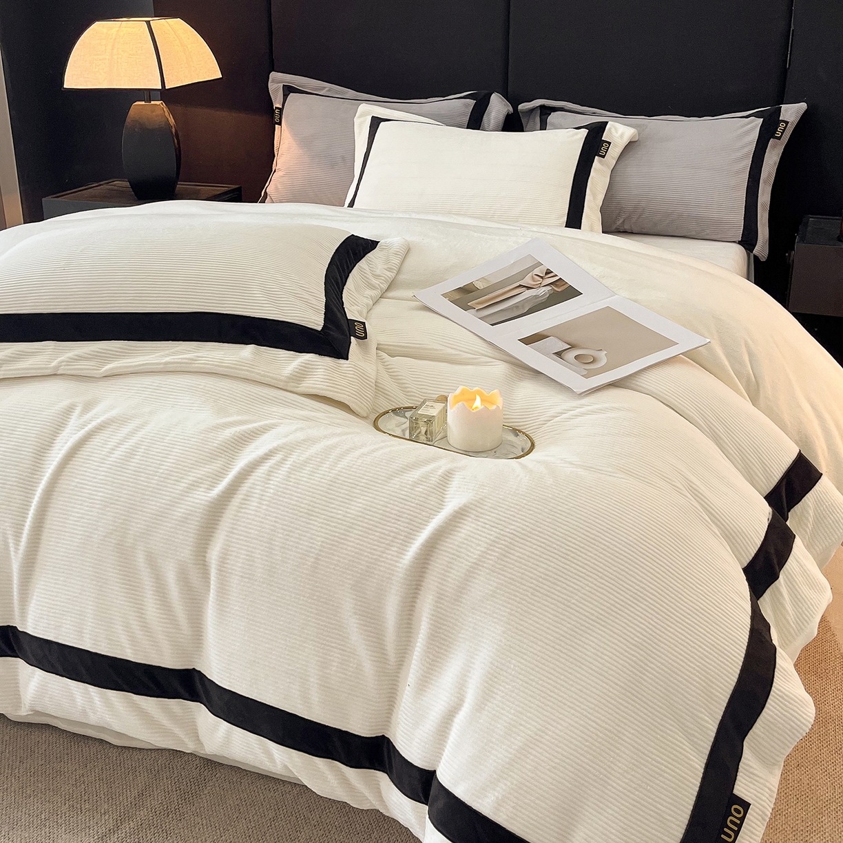 91家纺网 家纺一手货源 找家纺 吾秀家居 2025新款手工织带工艺款雕花牛奶绒烂花四件套 - 绽放 绽放-条纹白