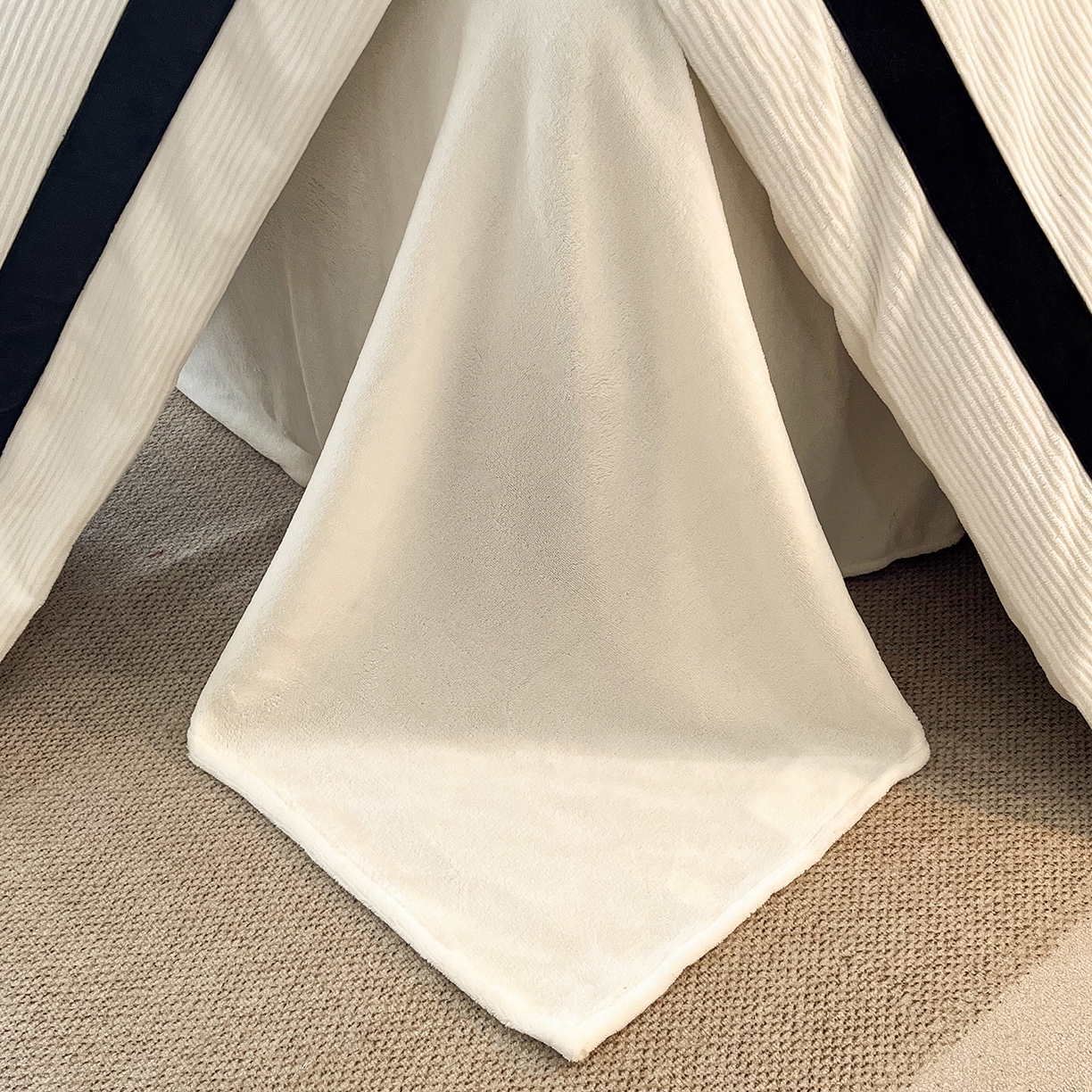 91家纺网 家纺一手货源 找家纺 吾秀家居 2025新款手工织带工艺款雕花牛奶绒烂花四件套 - 绽放 绽放-条纹白