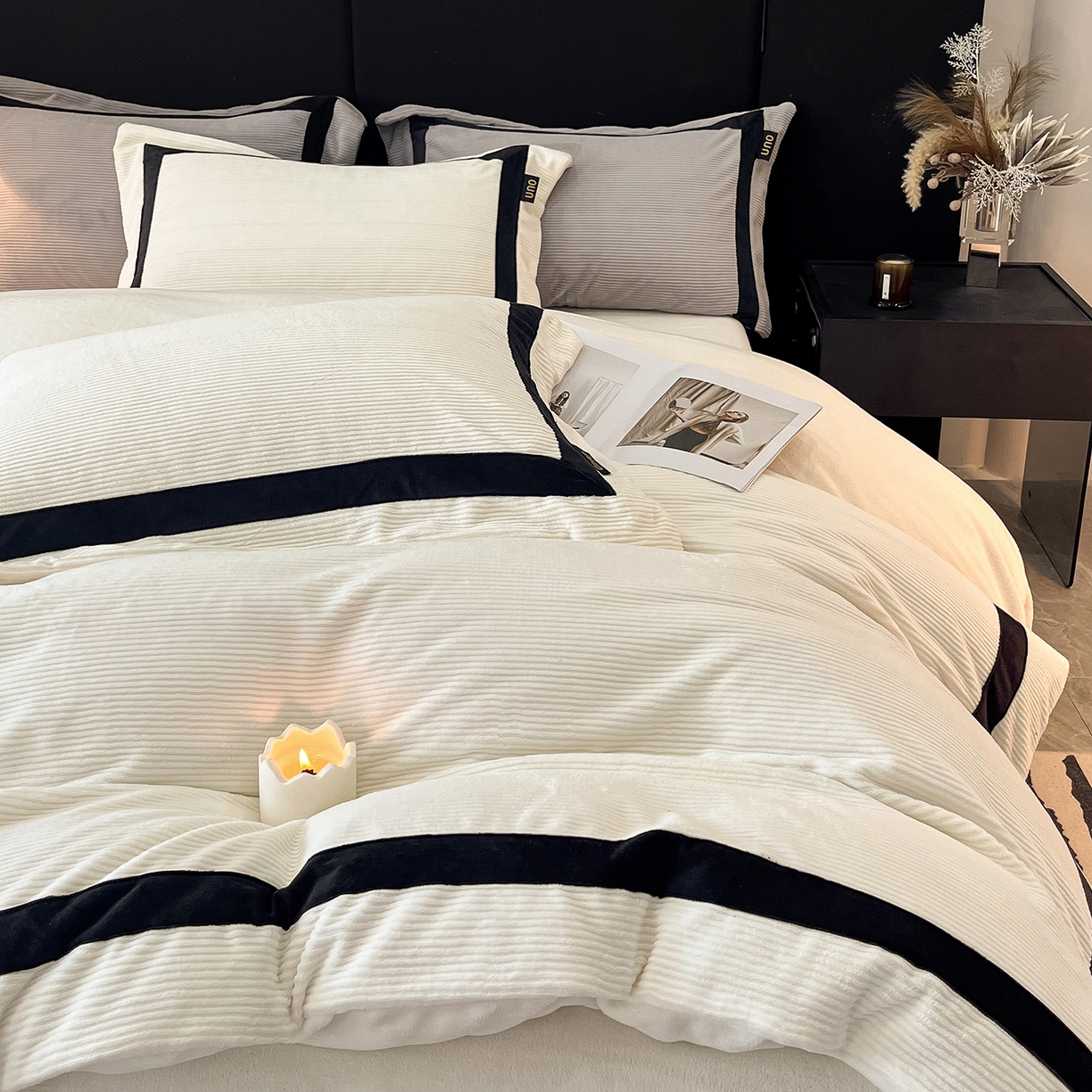 91家纺网 家纺一手货源 找家纺 吾秀家居 2025新款手工织带工艺款雕花牛奶绒烂花四件套 - 绽放 绽放-条纹白