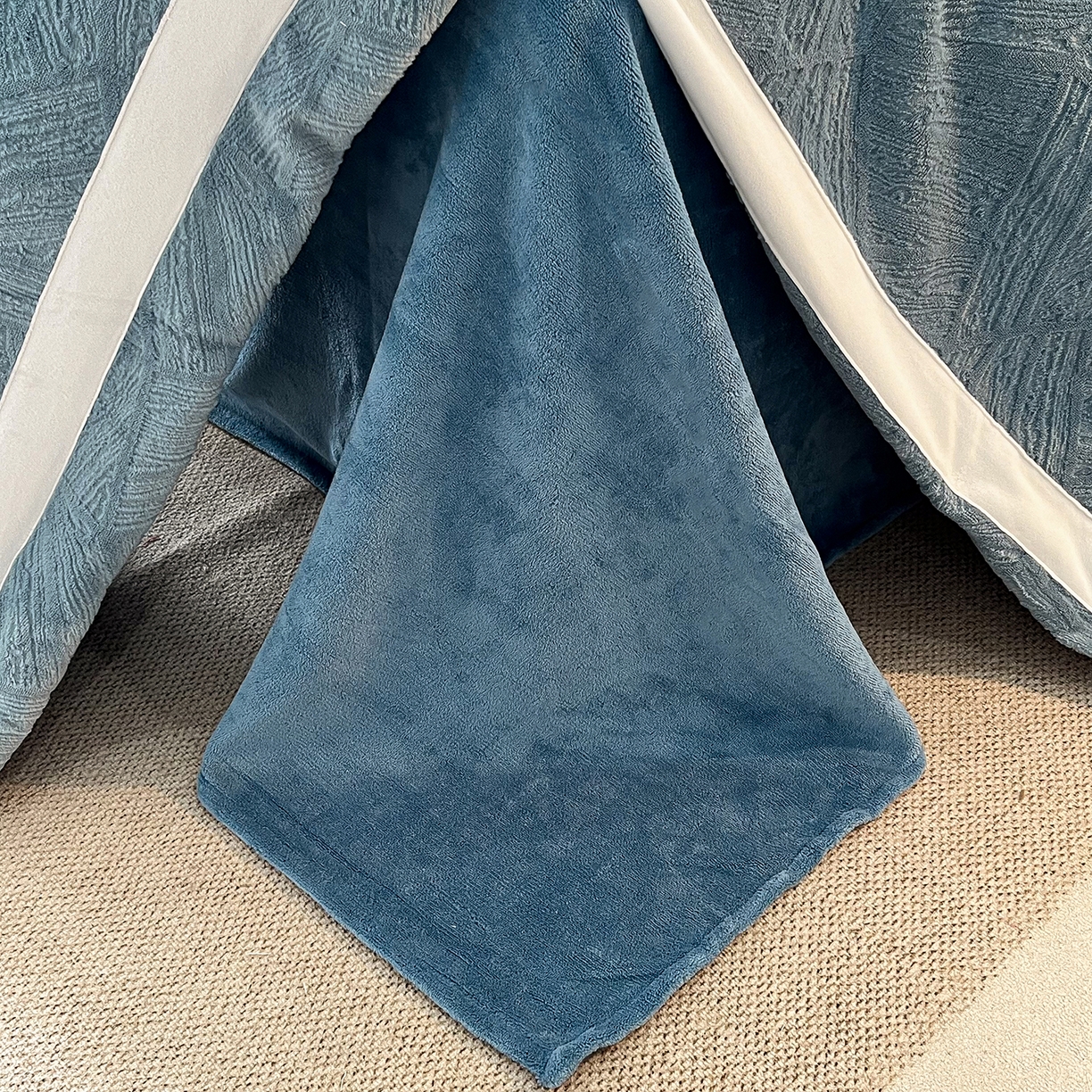 91家纺网 家纺一手货源 找家纺 吾秀家居 2025新款手工织带工艺款雕花牛奶绒烂花四件套 - 绽放 绽放-叶纹兰