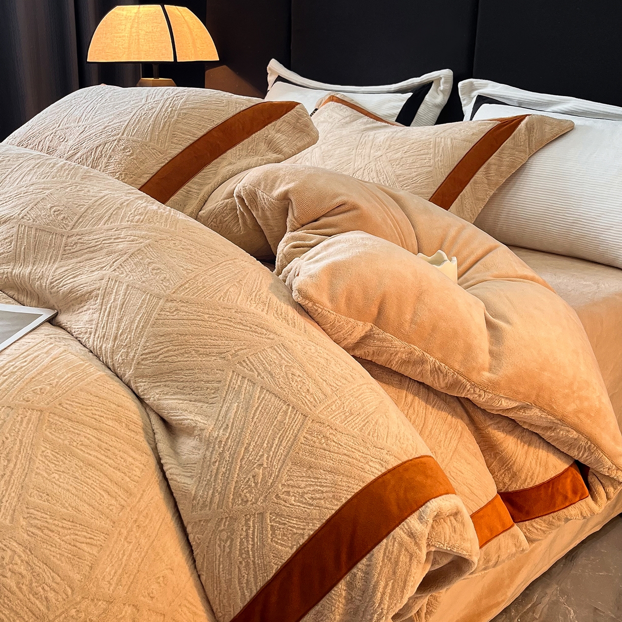 吾秀家居 2025新款手工织带工艺款雕花牛奶绒烂花四件套 - 绽放 绽放-叶纹驼