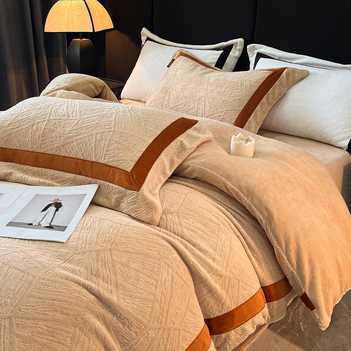 91家纺网 家纺一手货源 找家纺 吾秀家居 2025新款手工织带工艺款雕花牛奶绒烂花四件套 - 绽放 绽放-叶纹驼