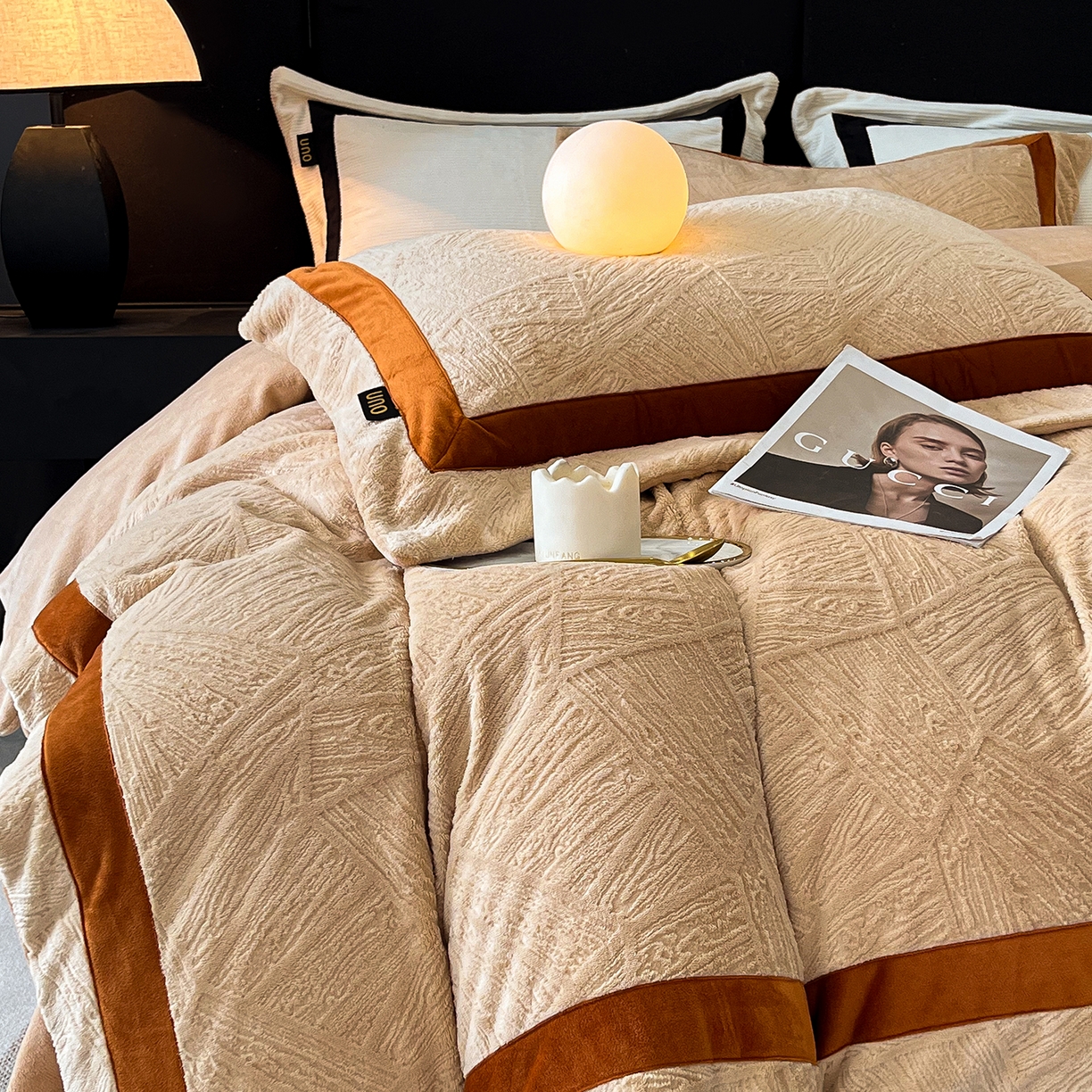 91家纺网 家纺一手货源 找家纺 吾秀家居 2025新款手工织带工艺款雕花牛奶绒烂花四件套 - 绽放 绽放-叶纹驼