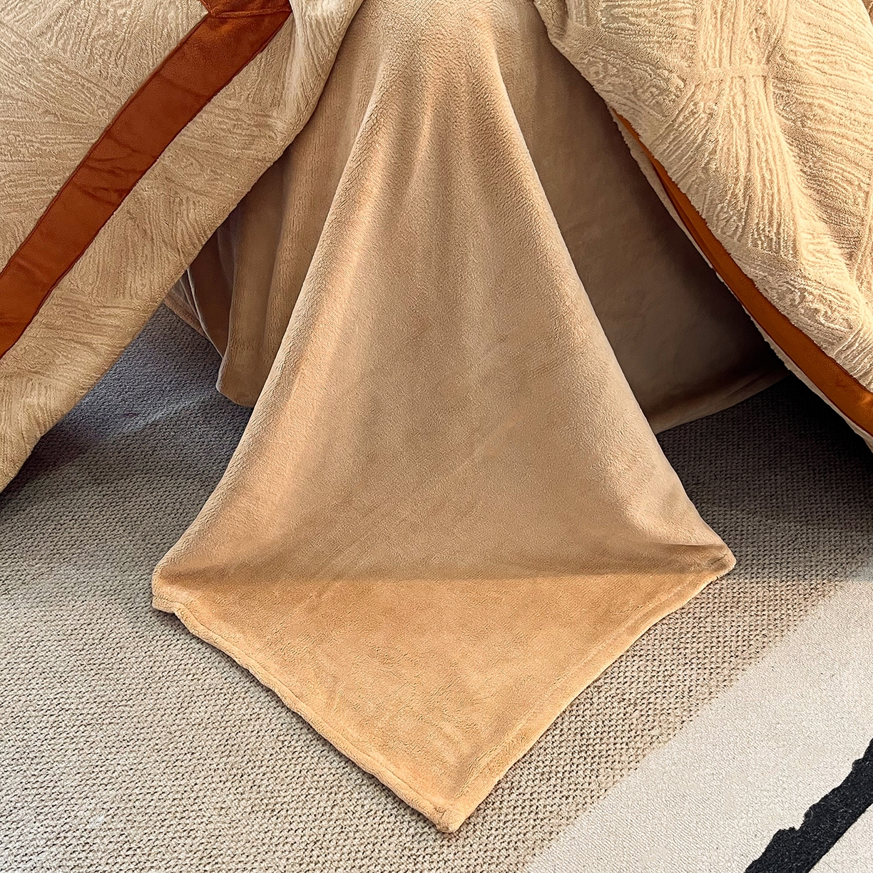 91家纺网 家纺一手货源 找家纺 吾秀家居 2025新款手工织带工艺款雕花牛奶绒烂花四件套 - 绽放 绽放-叶纹驼