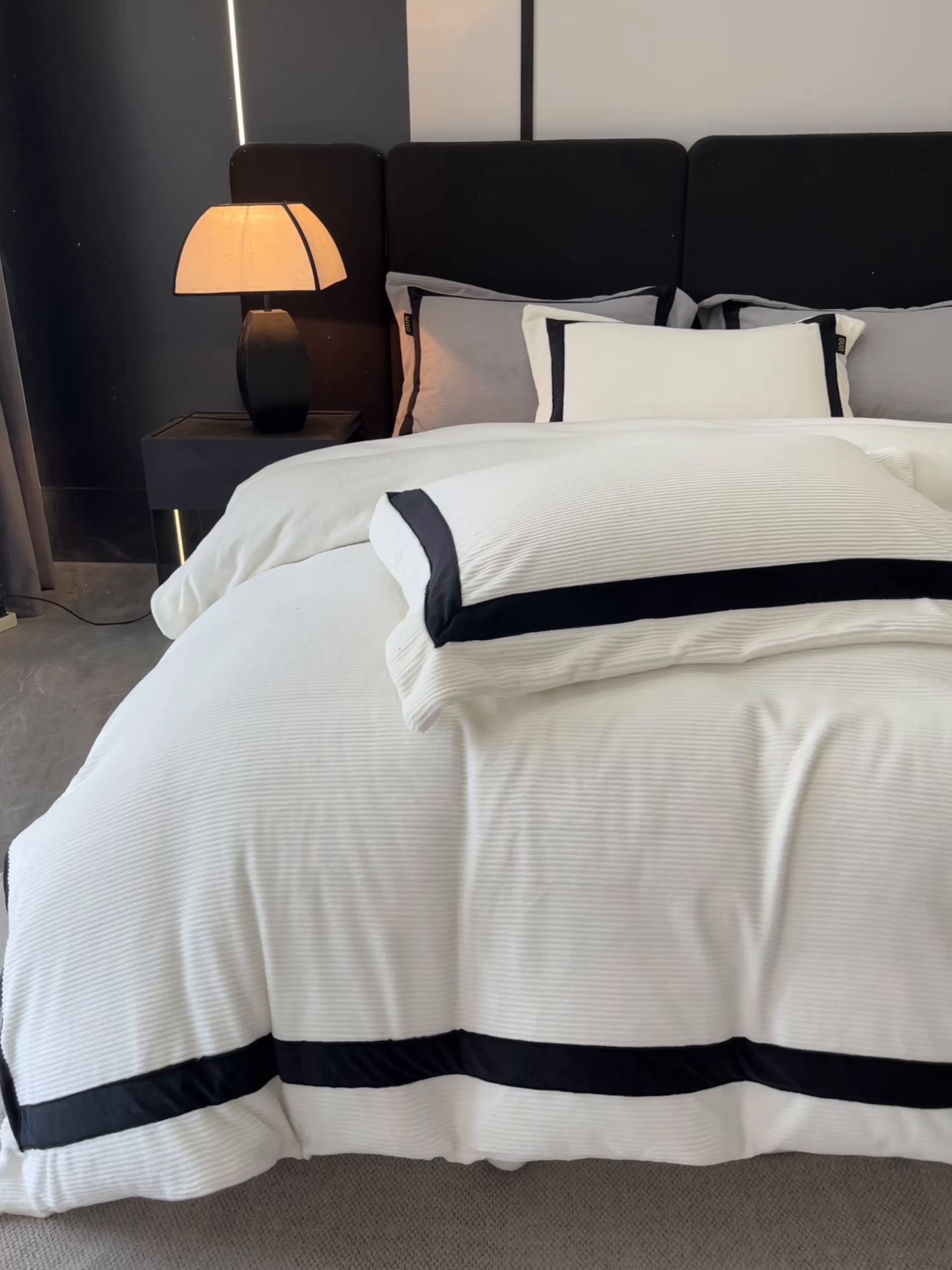 91家纺网 家纺一手货源 找家纺 吾秀家居 2025新款手工织带工艺款雕花牛奶绒烂花四件套 - 绽放 绽放-条纹白