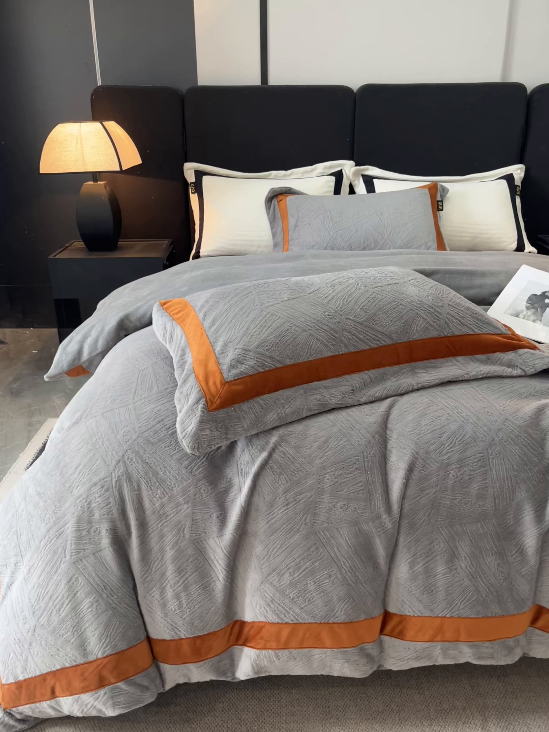 91家纺网 家纺一手货源 找家纺 吾秀家居 2025新款手工织带工艺款雕花牛奶绒烂花四件套 - 绽放 绽放-叶纹灰