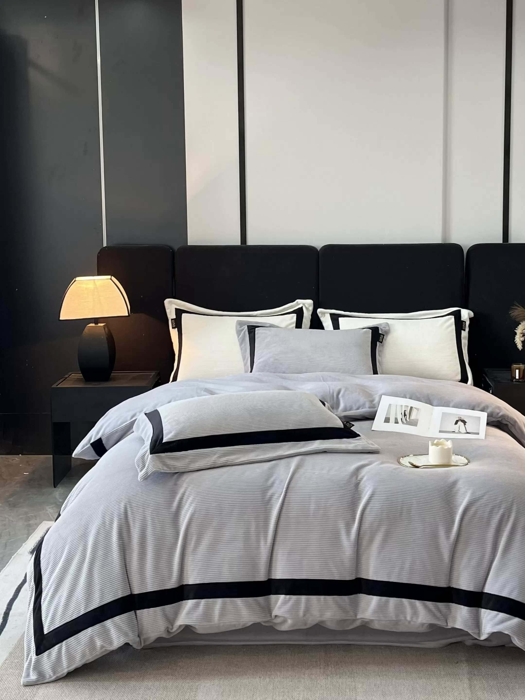 91家纺网 家纺一手货源 找家纺 吾秀家居 2025新款手工织带工艺款雕花牛奶绒烂花四件套 - 绽放 绽放-条纹灰