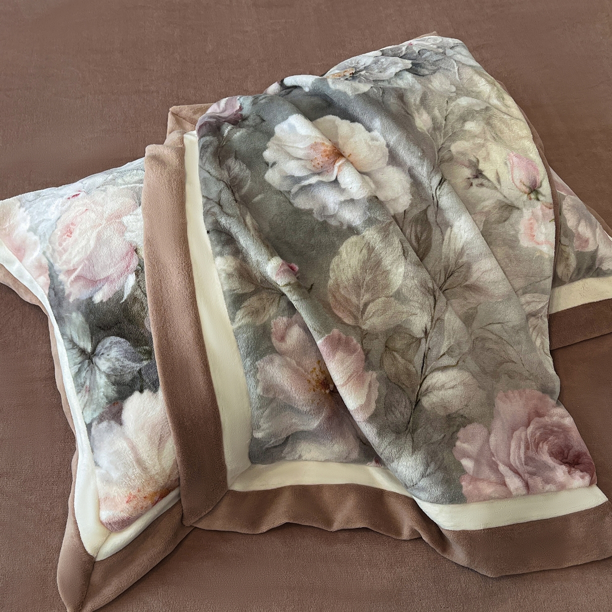 91家纺网 家纺一手货源 找家纺 吾秀家居 2025新款重工艺双拼角工艺数码牛奶绒四件套 - 芳华 锦绣芳华