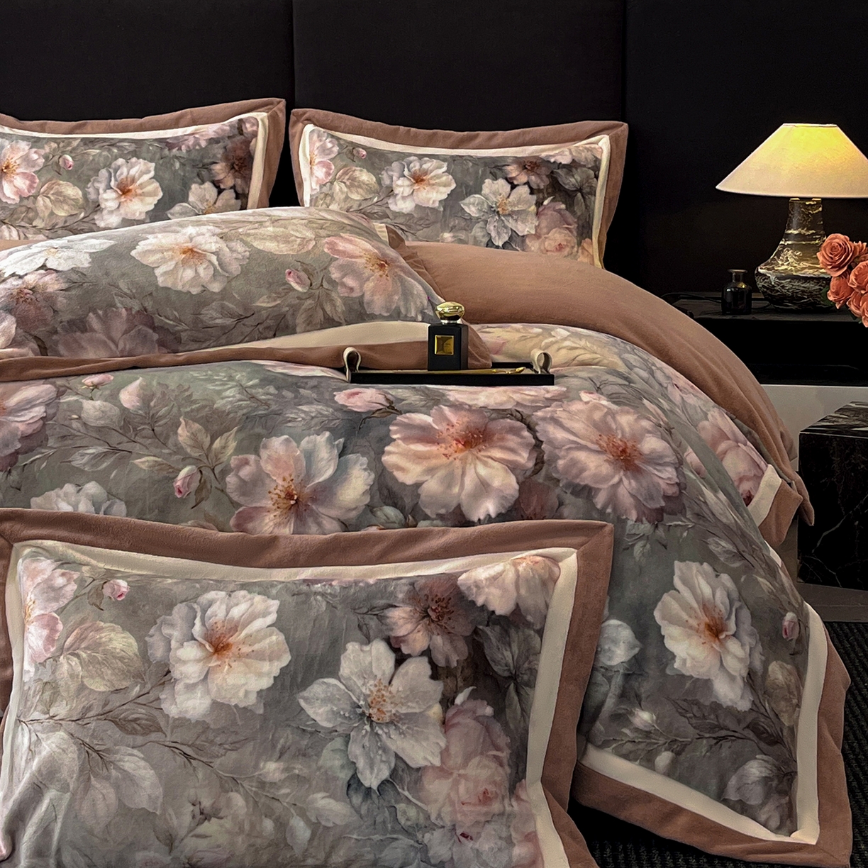 91家纺网 家纺一手货源 找家纺 吾秀家居 2025新款重工艺双拼角工艺数码牛奶绒四件套 - 芳华 锦绣芳华