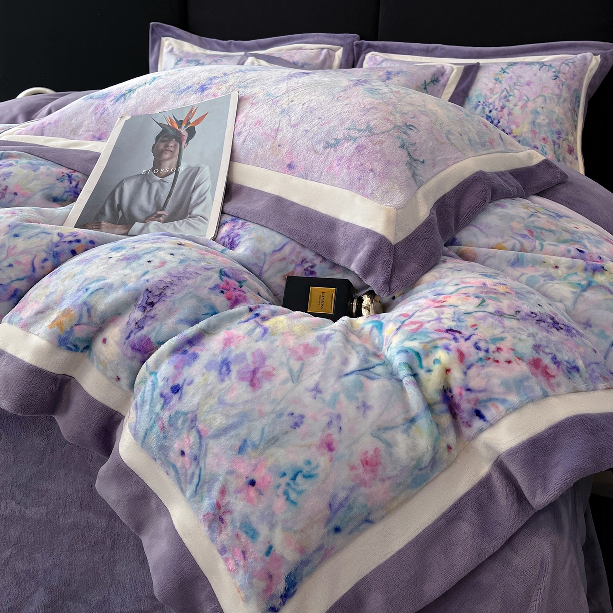 91家纺网 家纺一手货源 找家纺 吾秀家居 2025新款重工艺双拼角工艺数码牛奶绒四件套 - 芳华 熏衣草