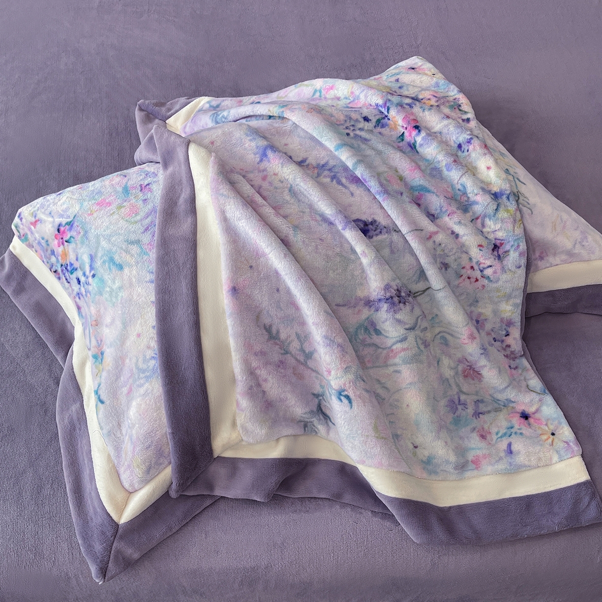 91家纺网 家纺一手货源 找家纺 吾秀家居 2025新款重工艺双拼角工艺数码牛奶绒四件套 - 芳华 熏衣草