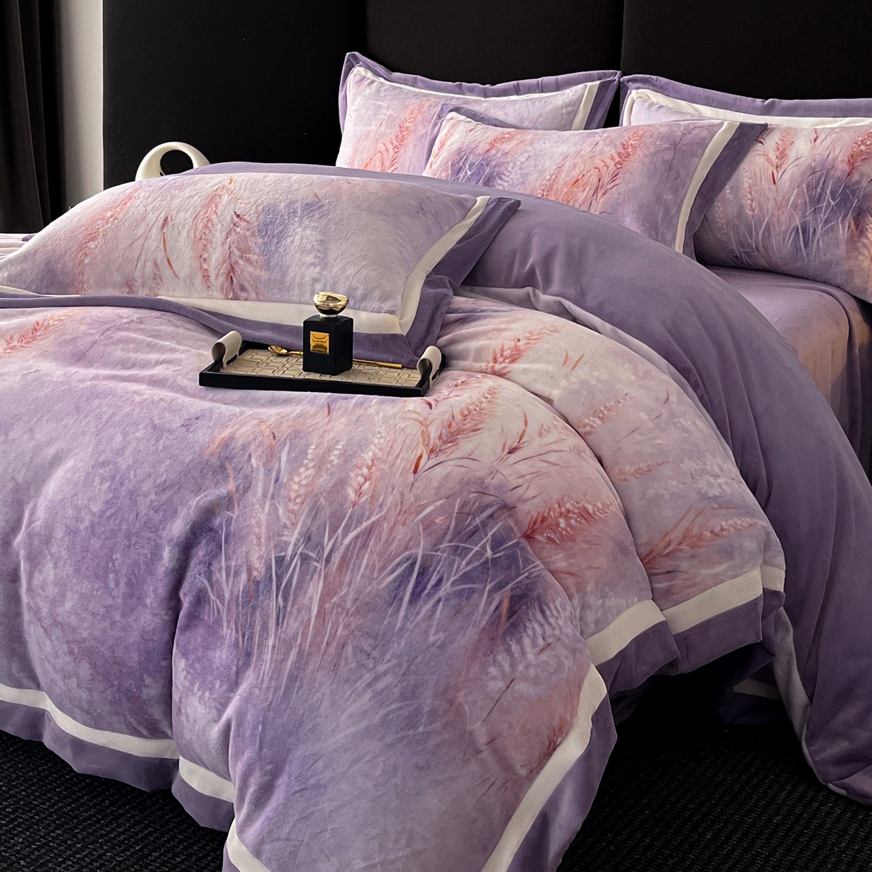 91家纺网 家纺一手货源 找家纺 吾秀家居 2025新款重工艺双拼角工艺数码牛奶绒四件套 - 芳华 麦田-紫