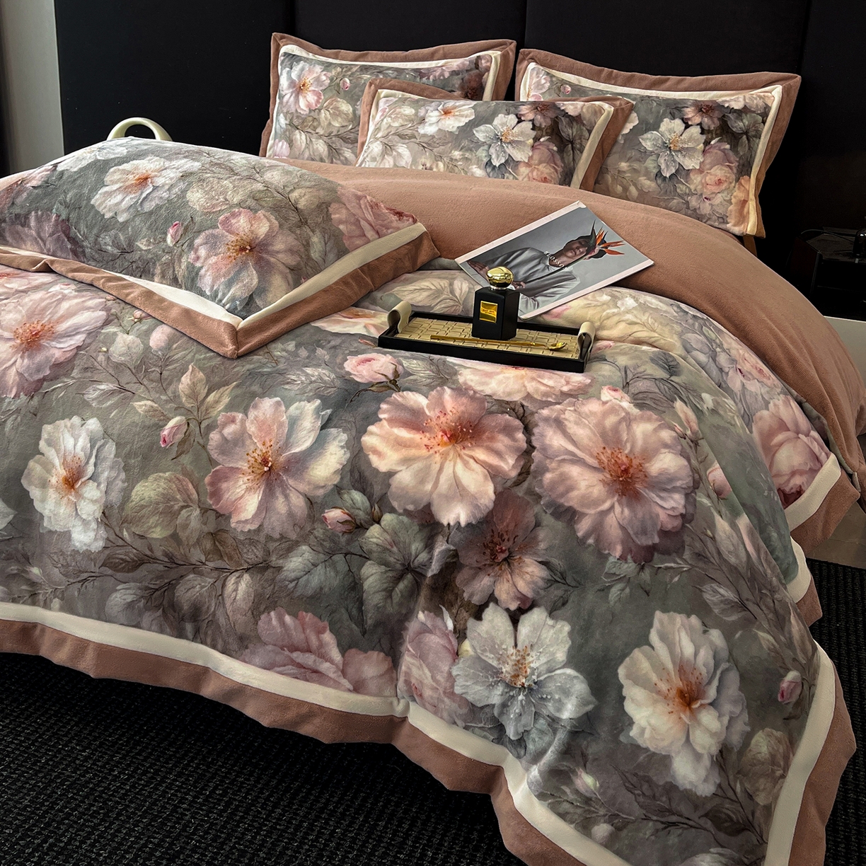 91家纺网 家纺一手货源 找家纺 吾秀家居 2025新款重工艺双拼角工艺数码牛奶绒四件套 - 芳华 锦绣芳华