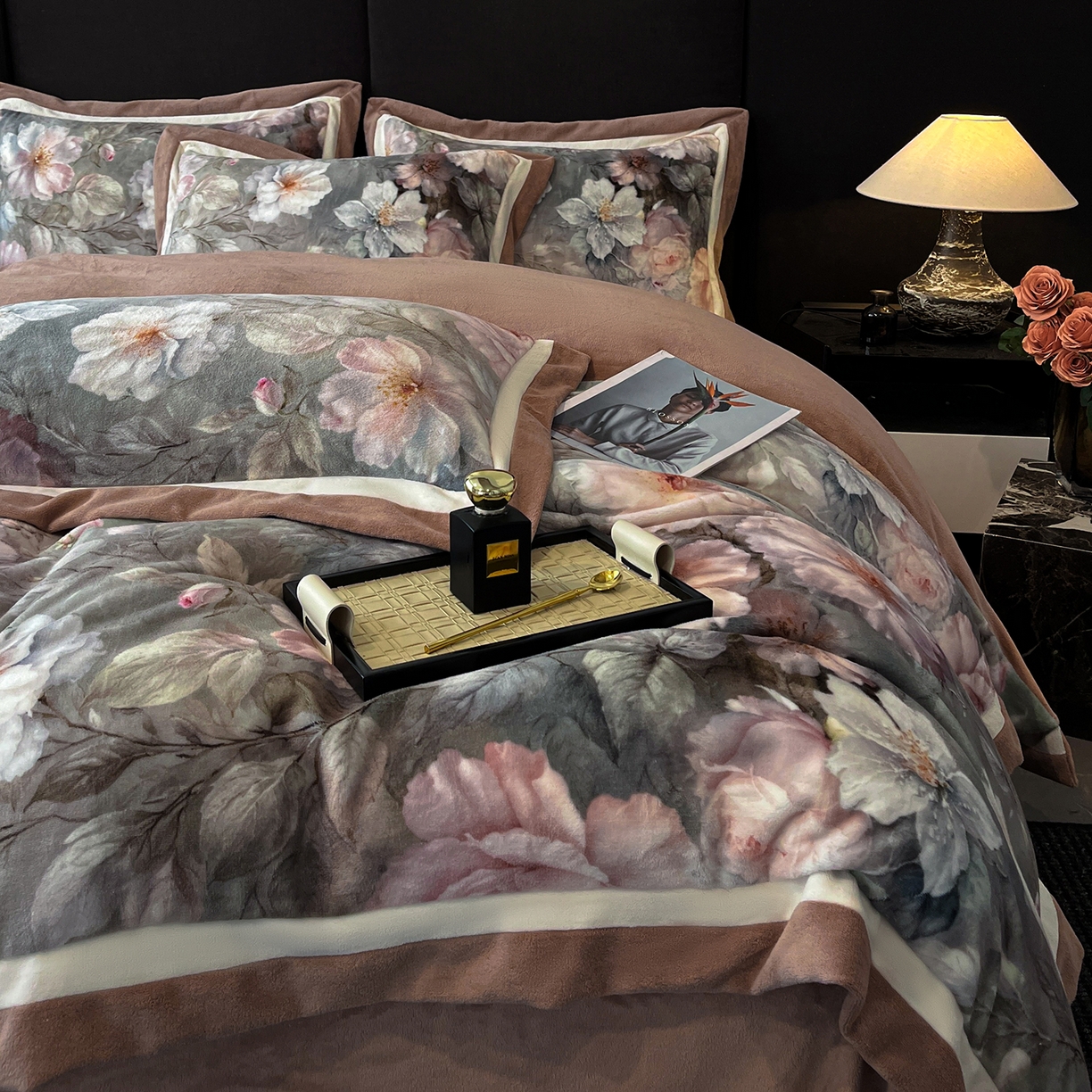 91家纺网 家纺一手货源 找家纺 吾秀家居 2025新款重工艺双拼角工艺数码牛奶绒四件套 - 芳华 锦绣芳华