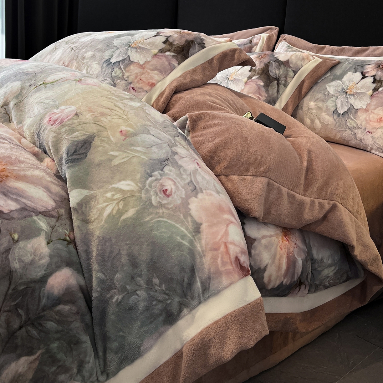 吾秀家居 2025新款重工艺双拼角工艺数码牛奶绒四件套 - 芳华 锦绣芳华