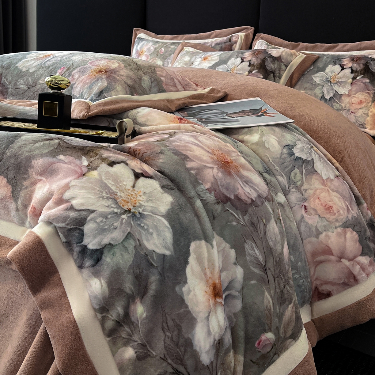 91家纺网 家纺一手货源 找家纺 吾秀家居 2025新款重工艺双拼角工艺数码牛奶绒四件套 - 芳华 锦绣芳华