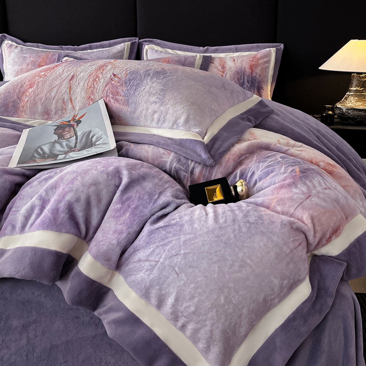 91家纺网 家纺一手货源 找家纺 吾秀家居 2025新款重工艺双拼角工艺数码牛奶绒四件套 - 芳华 麦田-紫