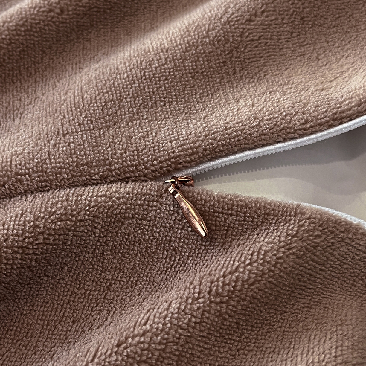 91家纺网 家纺一手货源 找家纺 吾秀家居 2025新款重工艺双拼角工艺数码牛奶绒四件套 - 芳华 锦绣芳华