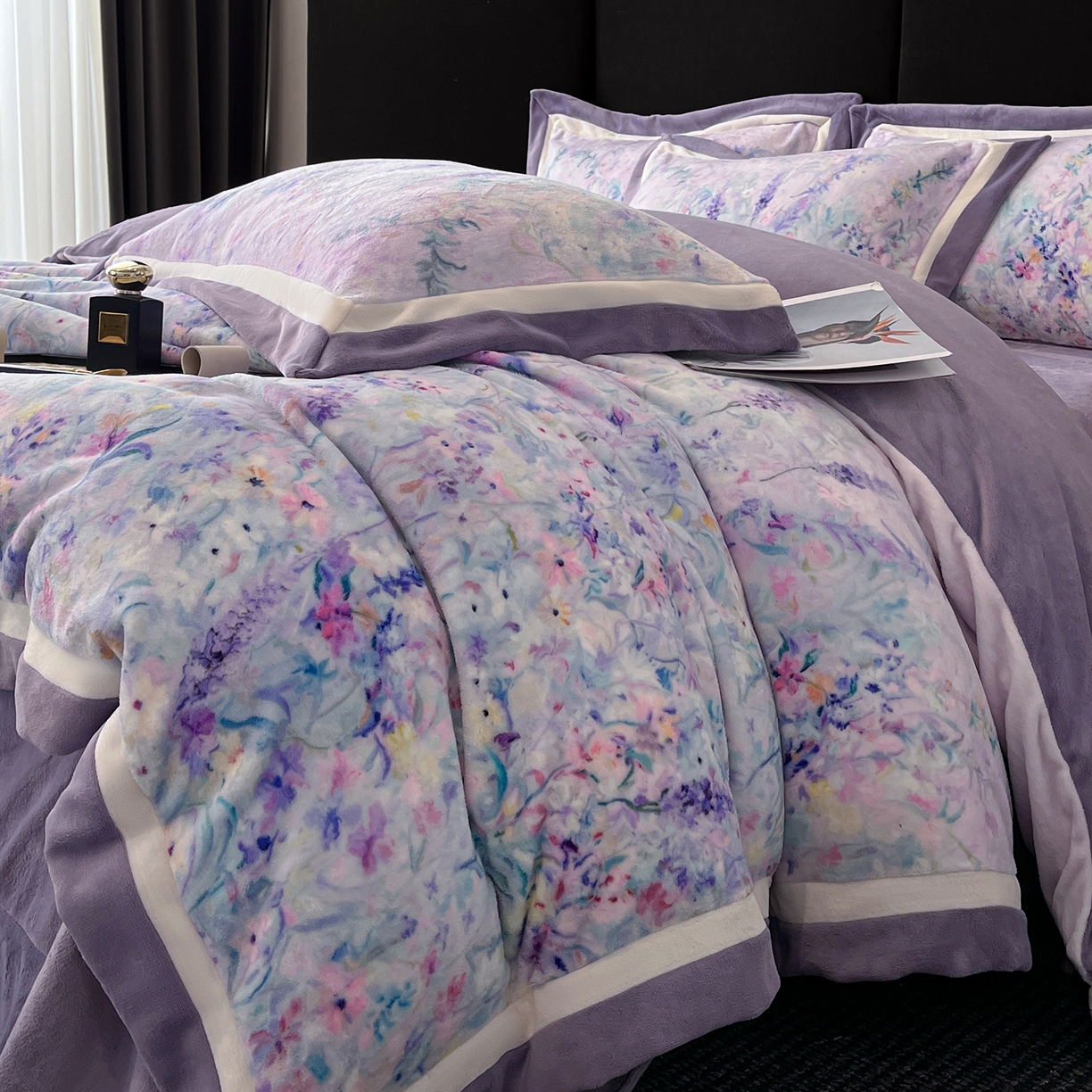 91家纺网 家纺一手货源 找家纺 吾秀家居 2025新款重工艺双拼角工艺数码牛奶绒四件套 - 芳华 熏衣草