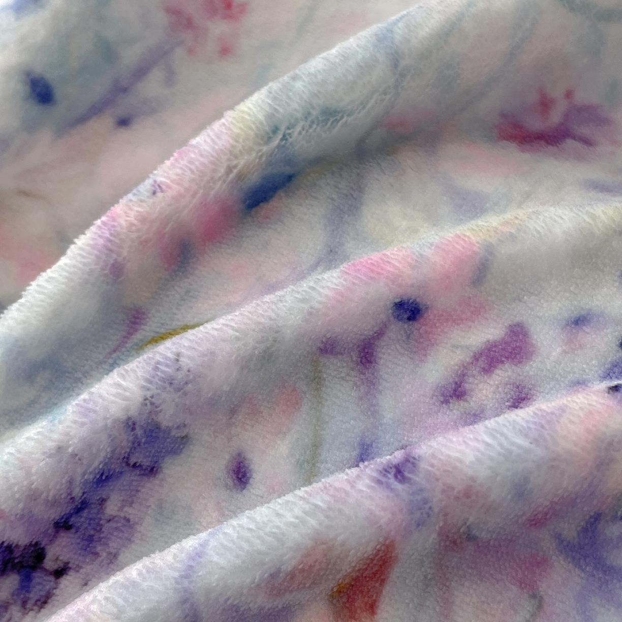 91家纺网 家纺一手货源 找家纺 吾秀家居 2025新款重工艺双拼角工艺数码牛奶绒四件套 - 芳华 熏衣草