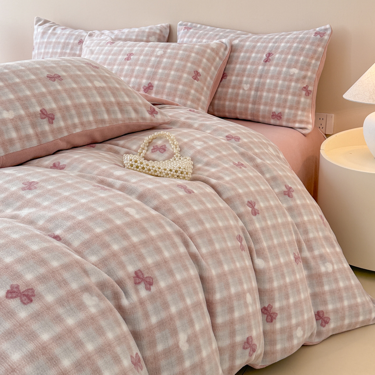 91家纺网 家纺一手货源 找家纺 懒猫家纺 2025新款印花海獭绒加厚保暖四件套 爱心蝴蝶结