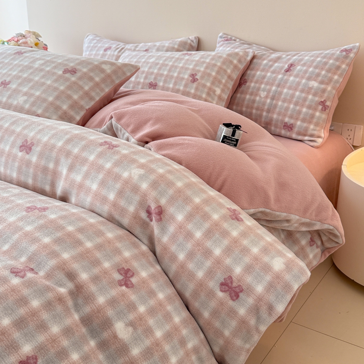 91家纺网 家纺一手货源 找家纺 懒猫家纺 2025新款印花海獭绒加厚保暖四件套 爱心蝴蝶结