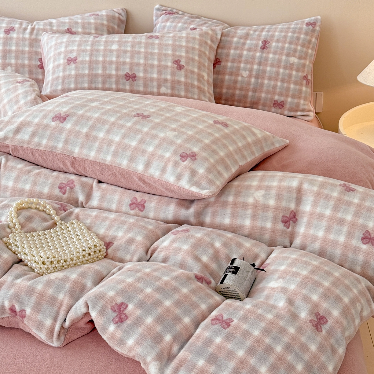 91家纺网 家纺一手货源 找家纺 懒猫家纺 2025新款印花海獭绒加厚保暖四件套 爱心蝴蝶结