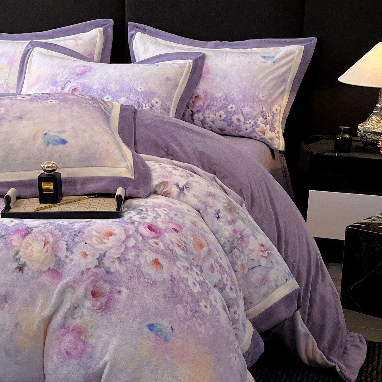 91家纺网 家纺一手货源 找家纺 吾秀家居 2025新款重工艺双拼角工艺数码牛奶绒四件套 - 芳华 花醉蝶