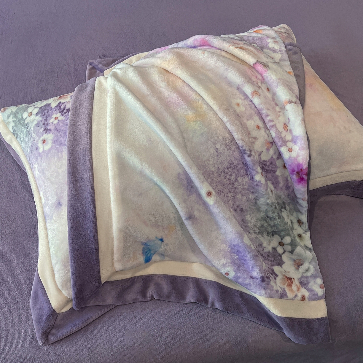 91家纺网 家纺一手货源 找家纺 吾秀家居 2025新款重工艺双拼角工艺数码牛奶绒四件套 - 芳华 花醉蝶