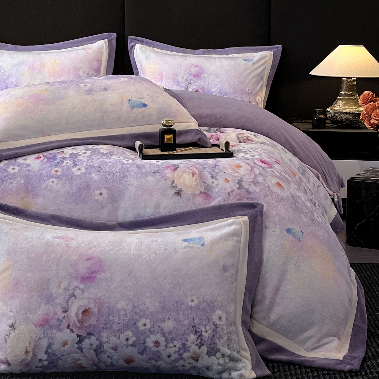 91家纺网 家纺一手货源 找家纺 吾秀家居 2025新款重工艺双拼角工艺数码牛奶绒四件套 - 芳华 花醉蝶