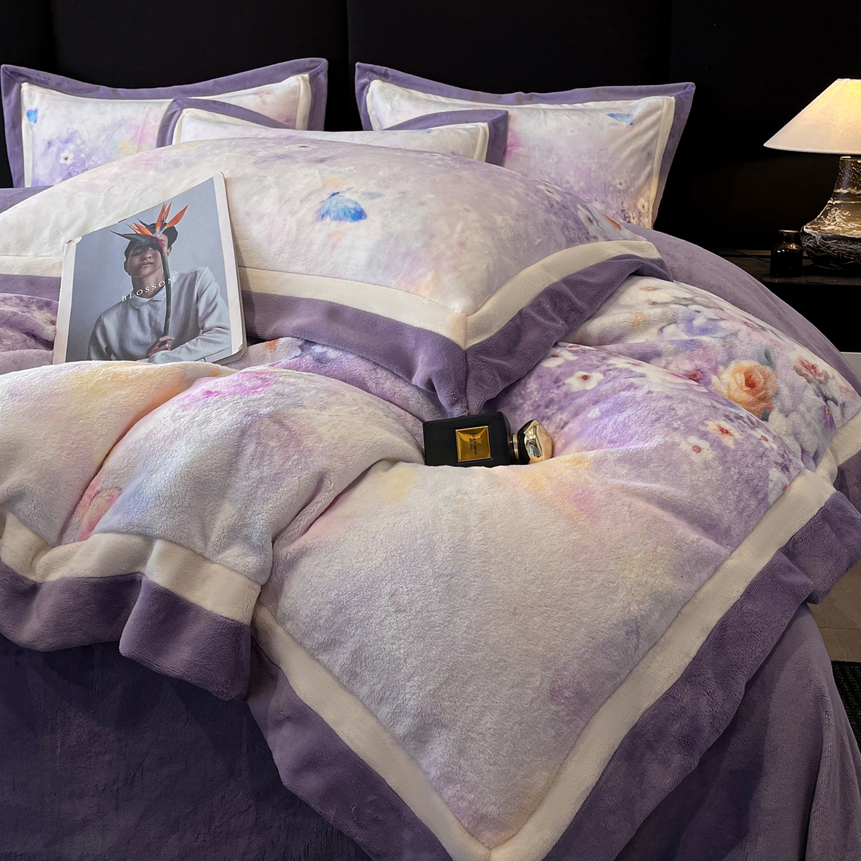 91家纺网 家纺一手货源 找家纺 吾秀家居 2025新款重工艺双拼角工艺数码牛奶绒四件套 - 芳华 花醉蝶