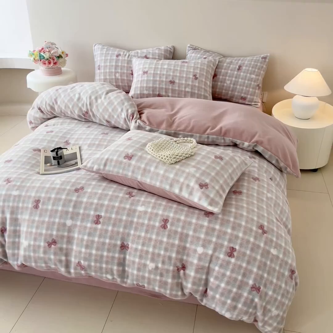 91家纺网 家纺一手货源 找家纺 懒猫家纺 2025新款印花海獭绒加厚保暖四件套 爱心蝴蝶结