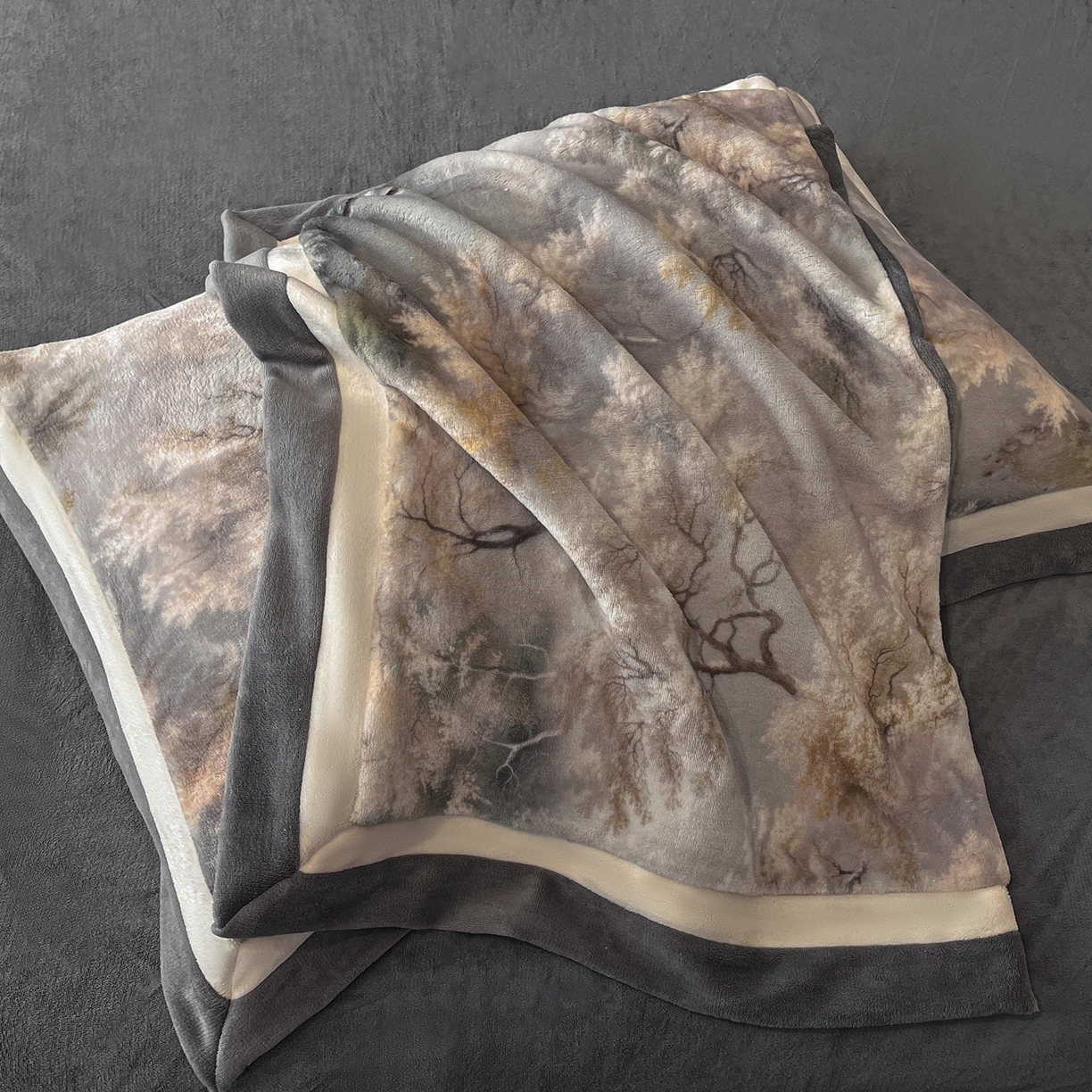 91家纺网 家纺一手货源 找家纺 吾秀家居 2025新款重工艺双拼角工艺数码牛奶绒四件套 - 芳华 秘境