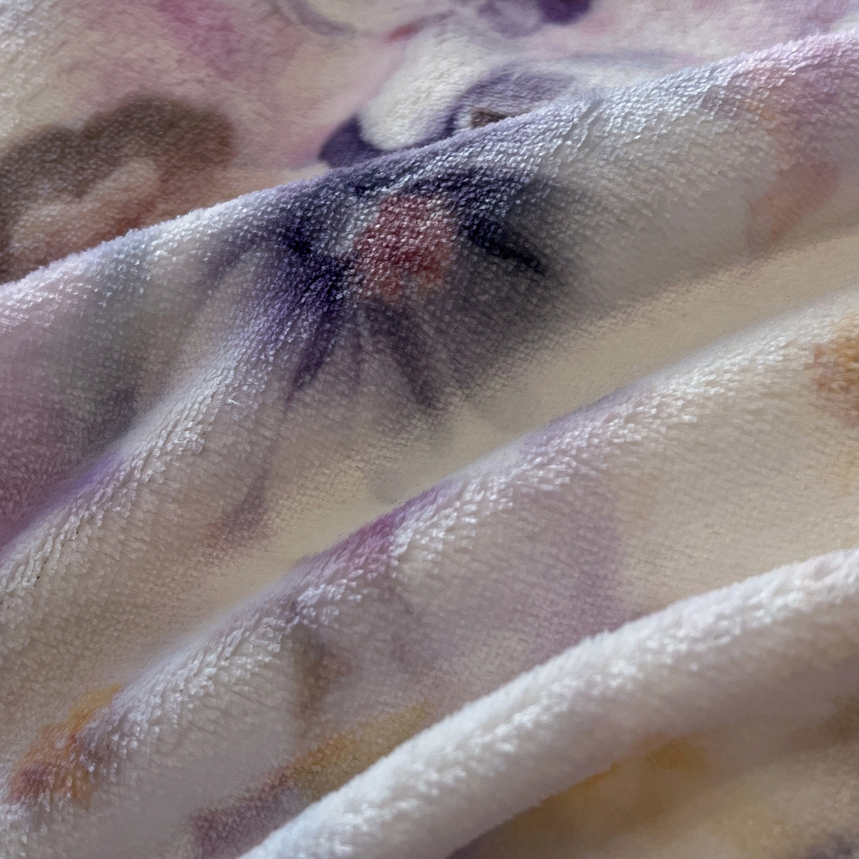 91家纺网 家纺一手货源 找家纺 吾秀家居 2025新款重工艺双拼角工艺数码牛奶绒四件套 - 芳华 花醉蝶