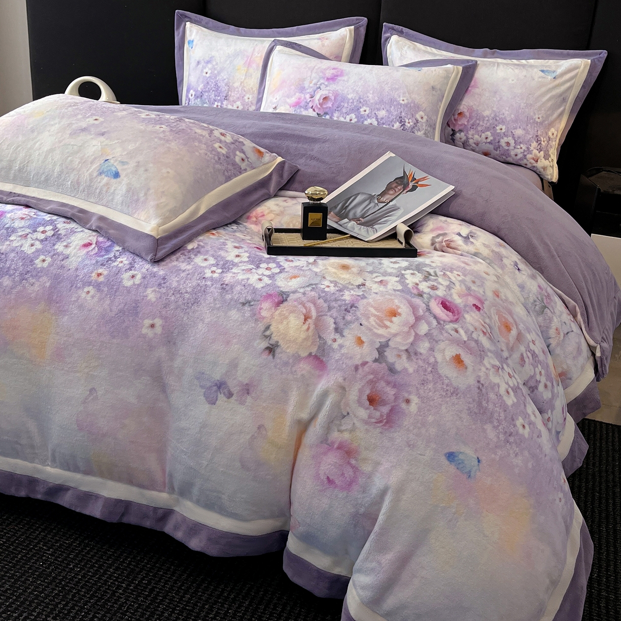 91家纺网 家纺一手货源 找家纺 吾秀家居 2025新款重工艺双拼角工艺数码牛奶绒四件套 - 芳华 花醉蝶