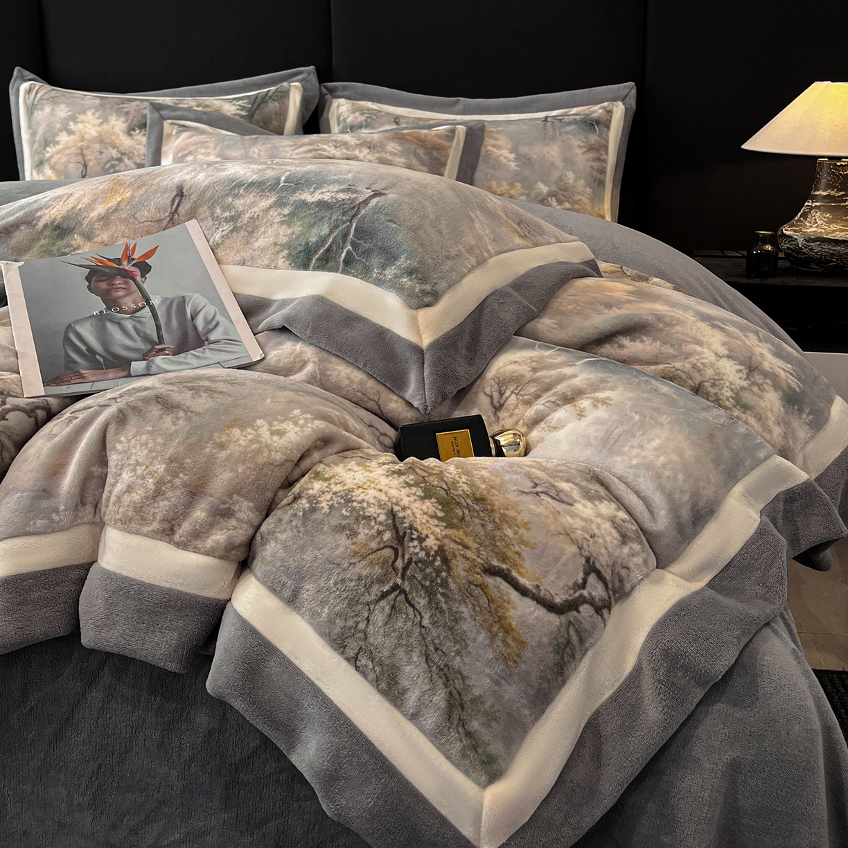 91家纺网 家纺一手货源 找家纺 吾秀家居 2025新款重工艺双拼角工艺数码牛奶绒四件套 - 芳华 秘境