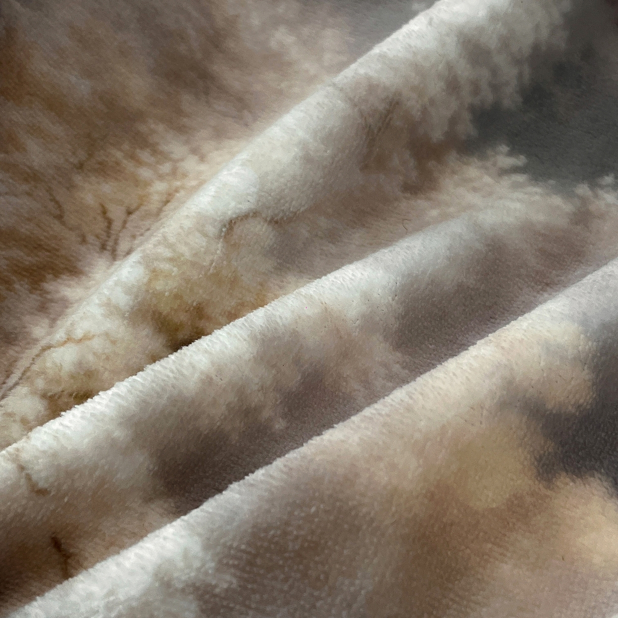 91家纺网 家纺一手货源 找家纺 吾秀家居 2025新款重工艺双拼角工艺数码牛奶绒四件套 - 芳华 秘境