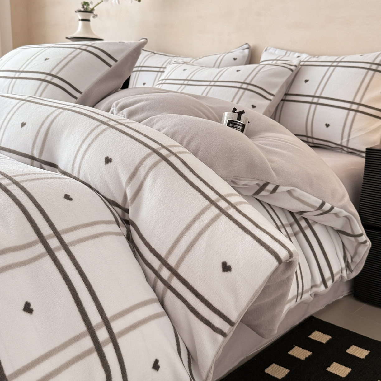 91家纺网 家纺一手货源 找家纺 懒猫家纺 2025新款印花海獭绒加厚保暖四件套 格子爱心