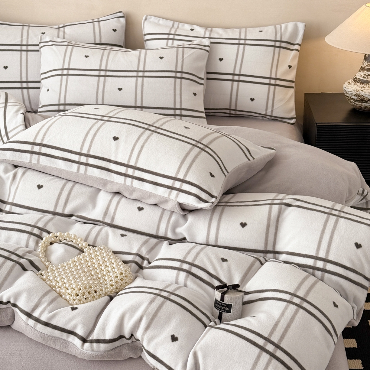 91家纺网 家纺一手货源 找家纺 懒猫家纺 2025新款印花海獭绒加厚保暖四件套 格子爱心