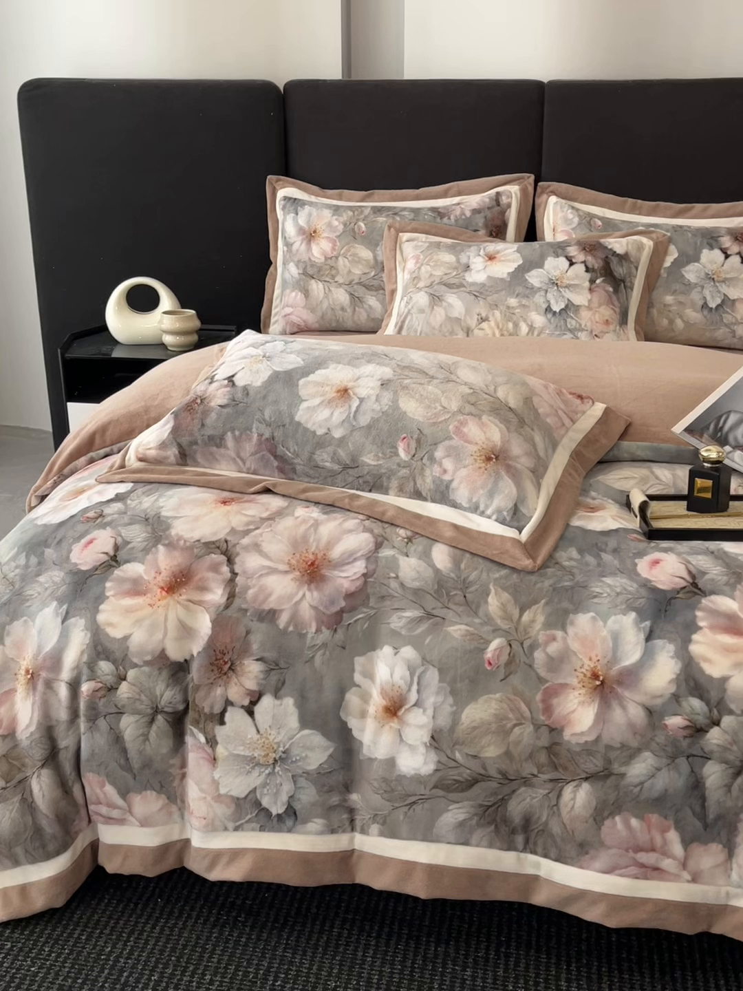 91家纺网 家纺一手货源 找家纺 吾秀家居 2025新款重工艺双拼角工艺数码牛奶绒四件套 - 芳华 锦绣芳华