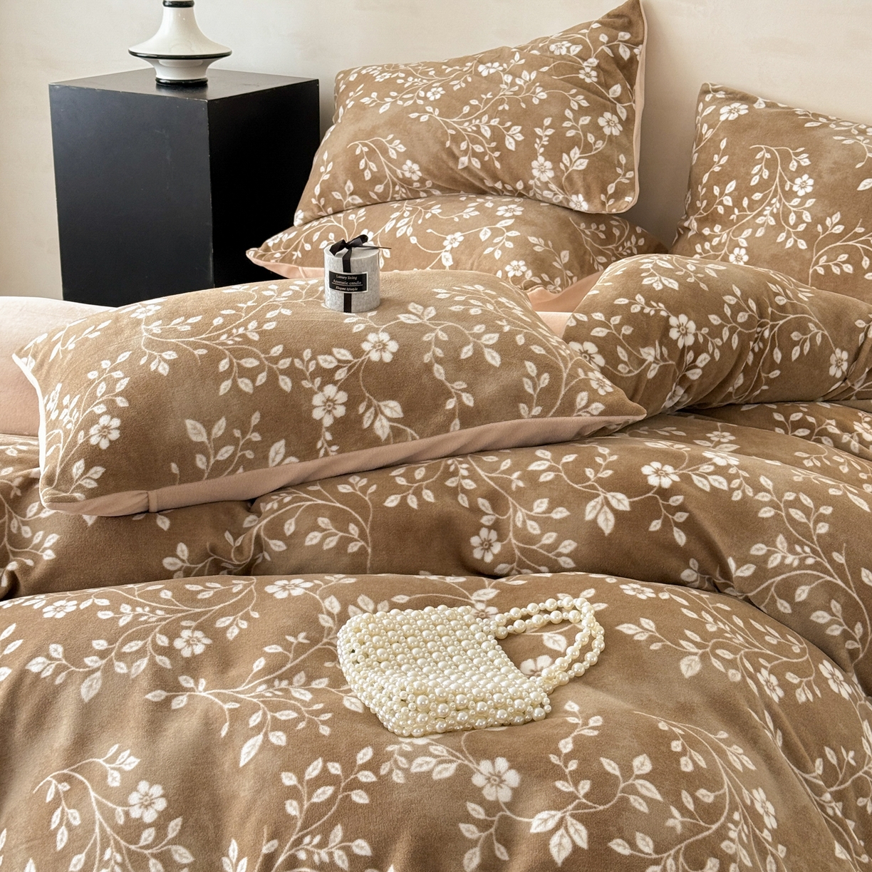 91家纺网 家纺一手货源 找家纺 懒猫家纺 2025新款印花海獭绒加厚保暖四件套 花枝絮语