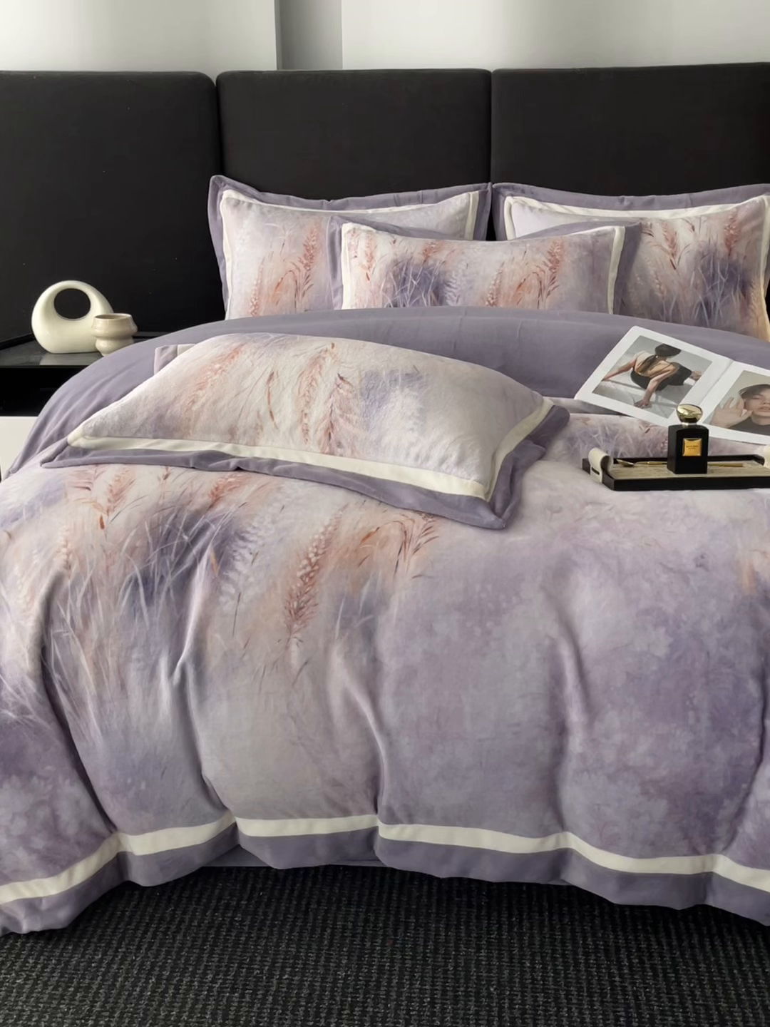 91家纺网 家纺一手货源 找家纺 吾秀家居 2025新款重工艺双拼角工艺数码牛奶绒四件套 - 芳华 麦田-紫